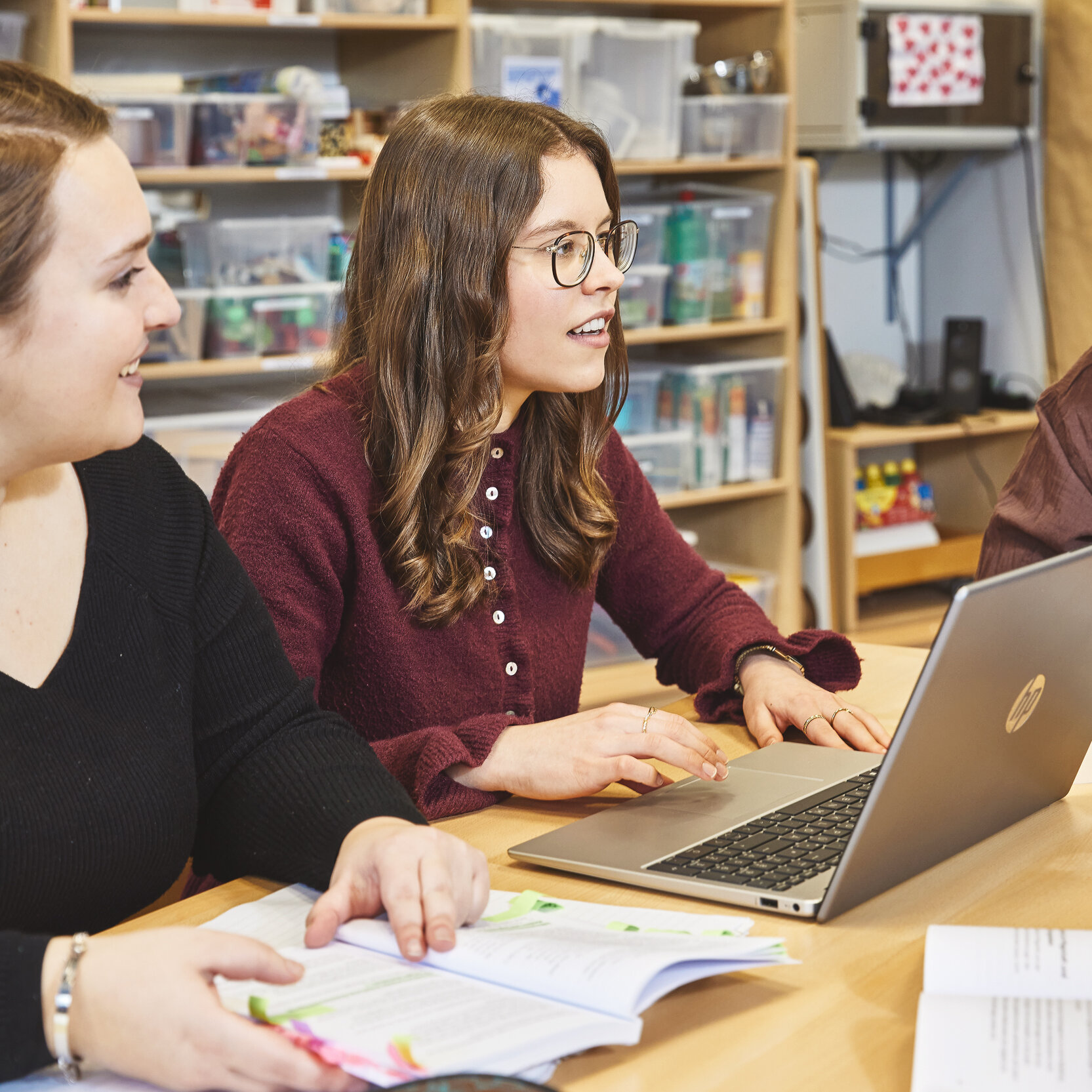 Zwei Studierende arbeiten an einem Laptop