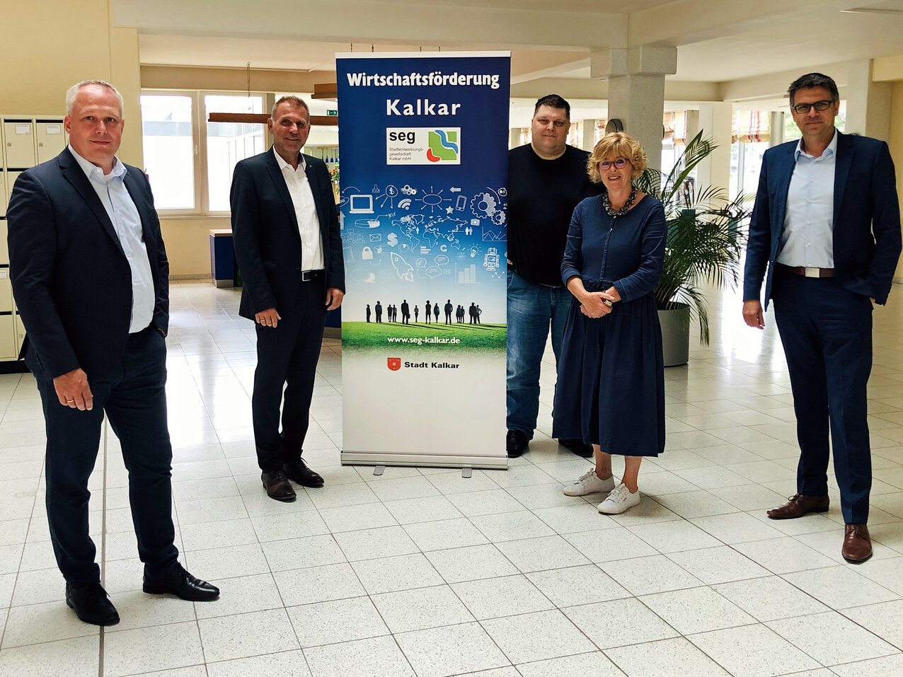 Caption: At the Kalkar Business and Start-up Centre, (from left to right) Prof. Dr.-Ing. Peter Kisters, Dr Bruno Ketteler, Christian van Aarßen, Mayor Dr Britta Schulz and Dr Oliver Locker-Grütjen agreed to work together even more closely.