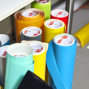 Nahaufnahme von bunten Vinylfolienrollen in einem Fab Lab.