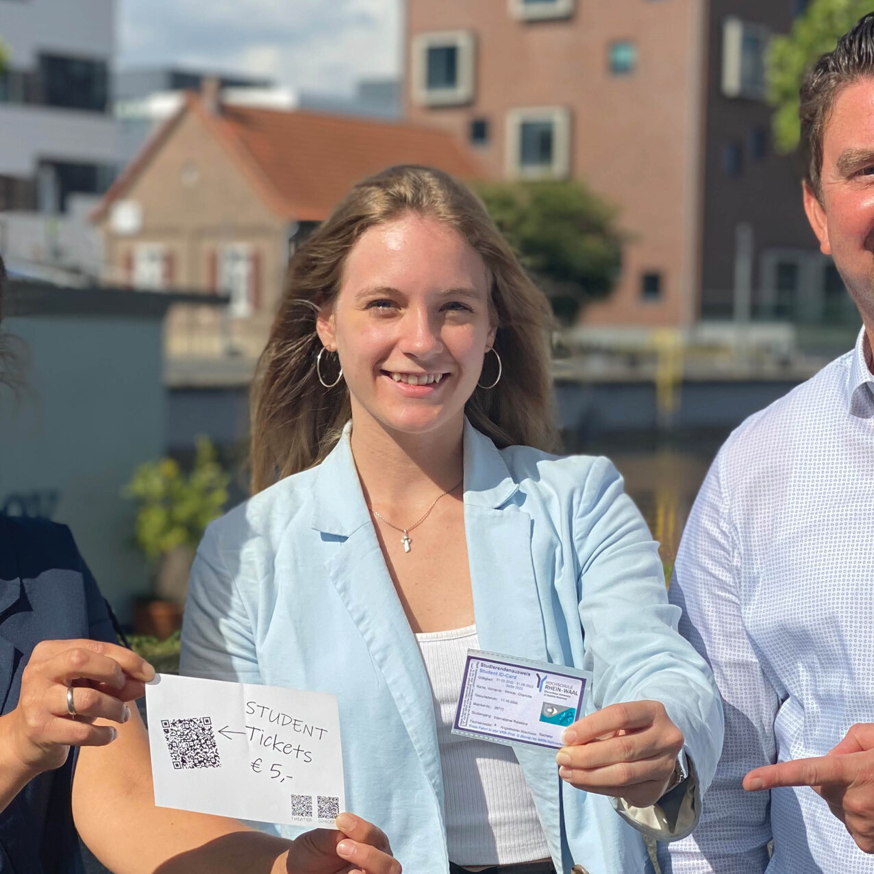 Von links nach rechts: Sara Khaffaf-Roenspieß (Leiterin der Zentralen Studienberatung, Welcome Centre, Hochschulsport und -musik), Charlotte Winkler (Vorsitzende des AStAs), Christian Schoofs (Leiter des Dezernates Studienangelegenheiten)