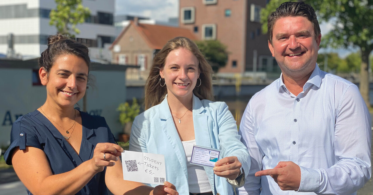 From left to right: Sara Khaffaf-Roenspieß (Head of the Central Student Advisory Service, Welcome Centre, University Sports and Music), Charlotte Winkler (Chair of the AStA), Christian Schoofs (Head of the Student Affairs Department)