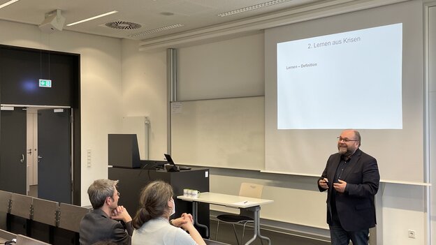 “We are not unconditionally at the mercy of crises”:  A report on the ‘Studium Generale aktuell’ event on 26 April 2022