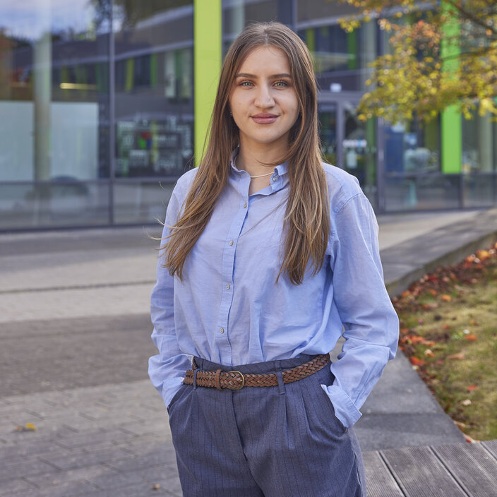 Portraitbild Sanda Jacub auf dem Campus