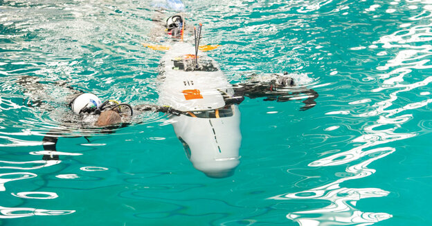 The HSRW team’s submarine, the ‘Rivershark’, taking part in the so-called agility race, a complex obstacle course competition.