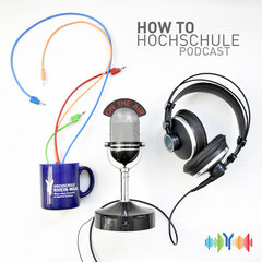 Das Coverbild des Podcasts zeigt einen Kopfhörer, ein Mikrofon und eine Tasse der Hochschule Rhein-Waal. Aus der Tasse ragen vier Audiokabel in unterschiedlichen Farben, die die Fakultäten repräsentieren