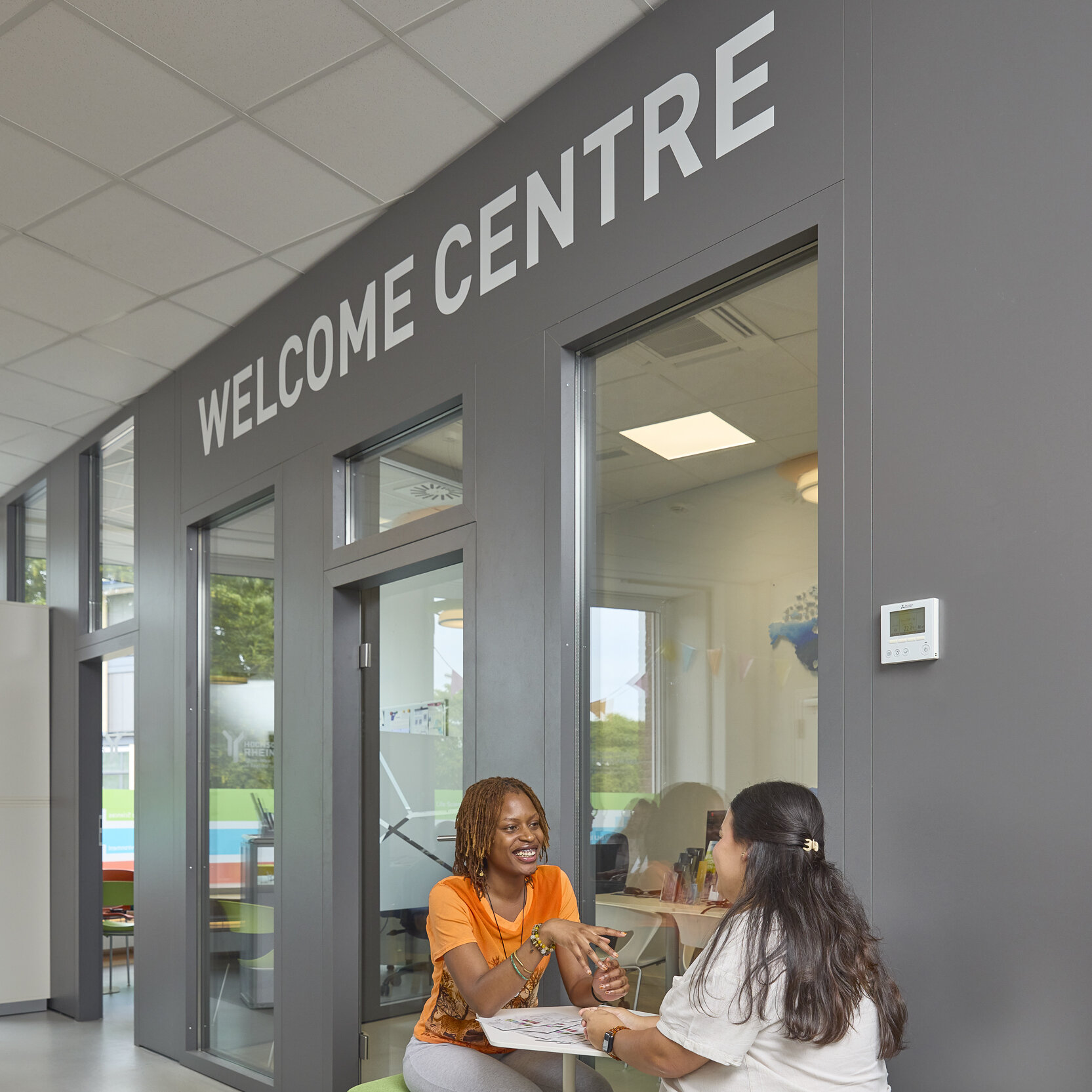 Studierende vor dem Welcome Centre 