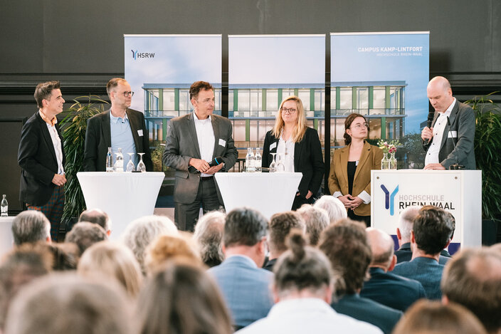 (v.l.n.r.): Prof. Dr. Klaus Hegemann, Prof. Dr. Bernd Kriegesmann, Prof. Dr. Christoph Landscheidt, Prof. Dr. Tatiana Zimenkova, Johanna Seegers, Dr. Jan-Martin Wiarda