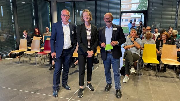 (from left to right) Prof. Dr Peter Kisters, Isabelle Decker from the Marktgarine project, and Wolfgang Gebing, Mayor of Kleve