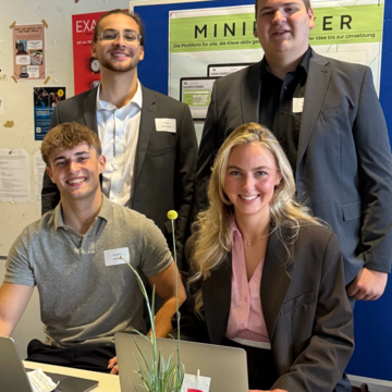 Gruppenfoto mit 4 Personen eines Finalistenteams