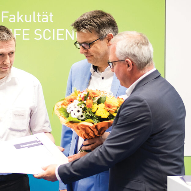 Transferpreisträger Prof. Dr-Ing. Roland Schmetz, Hochschulpräsident Prof. Dr. Oliver Locker-Grütjen und Prof. Dr. Peter Kisters, Vizepräsident für Forschung, Innovation und Transfer