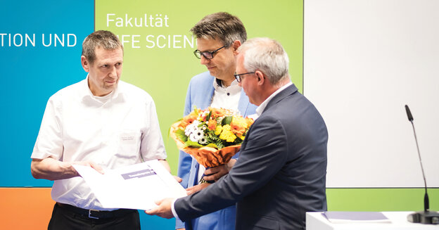 Transfer Prize winner Prof. Dr-Ing. Roland Schmetz, University President Prof. Dr Oliver Locker-Grütjen and Prof. Dr Peter Kisters, Vice-President for Research, Innovation and Transfer