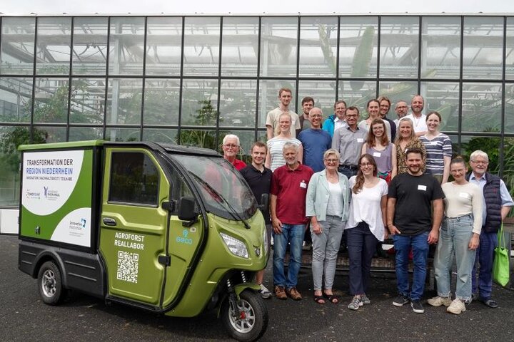 Das Agroforst-Netzwerk NRW tagte auf Einladung des Agroforst Reallabor im Projekt TransRegINT im tropischen Gewächshaus mit Lehr- und Schaugärten der Hochschule Rhein-Waal.,