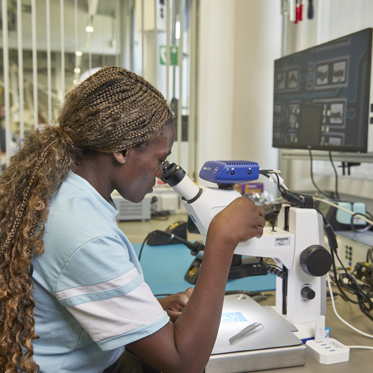 Two students carrying out a measurement in the Life Sciences Faculty’s laboratory
