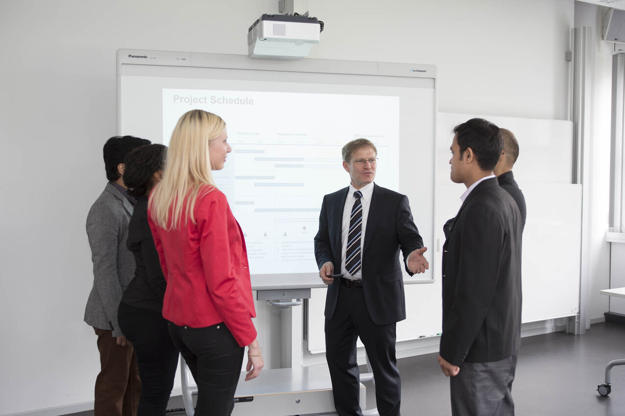 Prof. Dr Oliver Serfling in discussion with students from the recently award-winning Master’s programme at Rhein-Waal University of Applied Sciences.