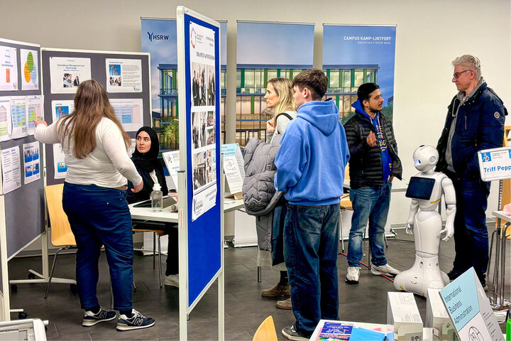 Studieninteressierte und Eltern im Beratungsgespräch bei der ProbierDich-Lounge auf dem Campus Kamp-Lintfort