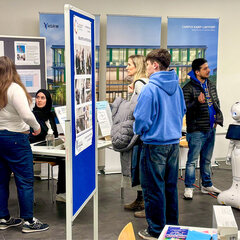 Prospective students and parents during a counselling session at the ‘ProbierDich-Lounge’ on the Kamp-Lintfort campus