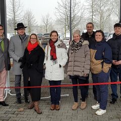 From left to right: Prof. Dr Klaus Hegemann, Dean of the Faculty of Communication and Environment; Prof. Christoph Landscheidt, Mayor of Kamp-Lintfort; Dr Annett Schmeck, Chancellor of Rhein-Waal University of Applied Sciences; Susanne Habers, Head of the Occupational Health and Safety and Environmental Protection Unit at Rhein-Waal University of Applied Sciences; Kirstin Schlütter, Project Assistant, Facilities Management; Kim Ring, Property Management Contact, BLB NRW; Linda Reiner, Deputy Head of the University Property Management Department, BLB NRW; and Arthur Kern, Trainee, BLB NRW
