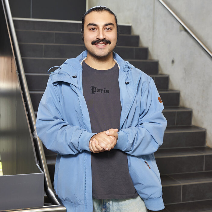 Portrait of Hamed Anbarsooz in the stairwell of the HSRW