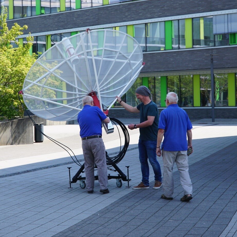 Installation des Radioteleskops auf dem Campus