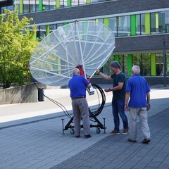 Installation des Radioteleskops auf dem Campus