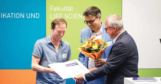 Award winner Dr Conor Watson, University President Prof. Dr Oliver Locker-Grütjen and Prof. Dr Peter Kisters, Vice-President for Research, Innovation and Transfer