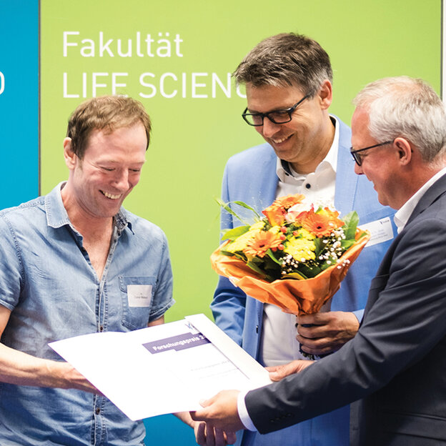 Preisträger Dr. Conor Watson, Hochschulpräsident Prof. Dr. Oliver Locker-Grütjen und Prof. Dr. Peter Kisters, Vizepräsident für Forschung, Innovation und Transfer