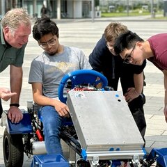 Studiengangsleiter Prof. Dr. Nissing testet das E-Gokart mit Studierenden.