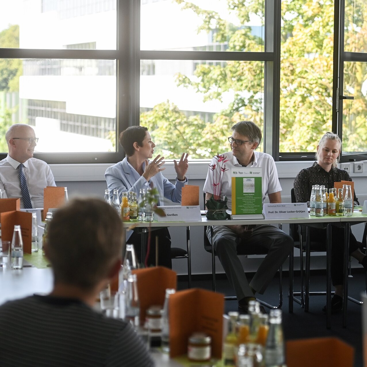 Bei der Pressekonferenz zur Vergabe der Stiftungsprofessur: v.l.n.r. Robert Beinio (Vorsitzender Förderverein der Hochschule Rhein-Waal – Campus Cleve e.V.), Christoph Gerwers (Landrat Kreis Kleve), Silke Gorißen (Ministerin für Landwirtschaft und Verbraucherschutz des Landes Nordrhein-Westfalen), Prof. Dr. Oliver Locker-Grütjen (HSRW-Präsident), Prof. Dr. Natalie Laibach (Stiftungsprofessorin Nachhaltige Landnutzungssysteme) und Brigitte Jansen (Geschäftsführerin Wirtschaftsförderung Kreis Kleve),