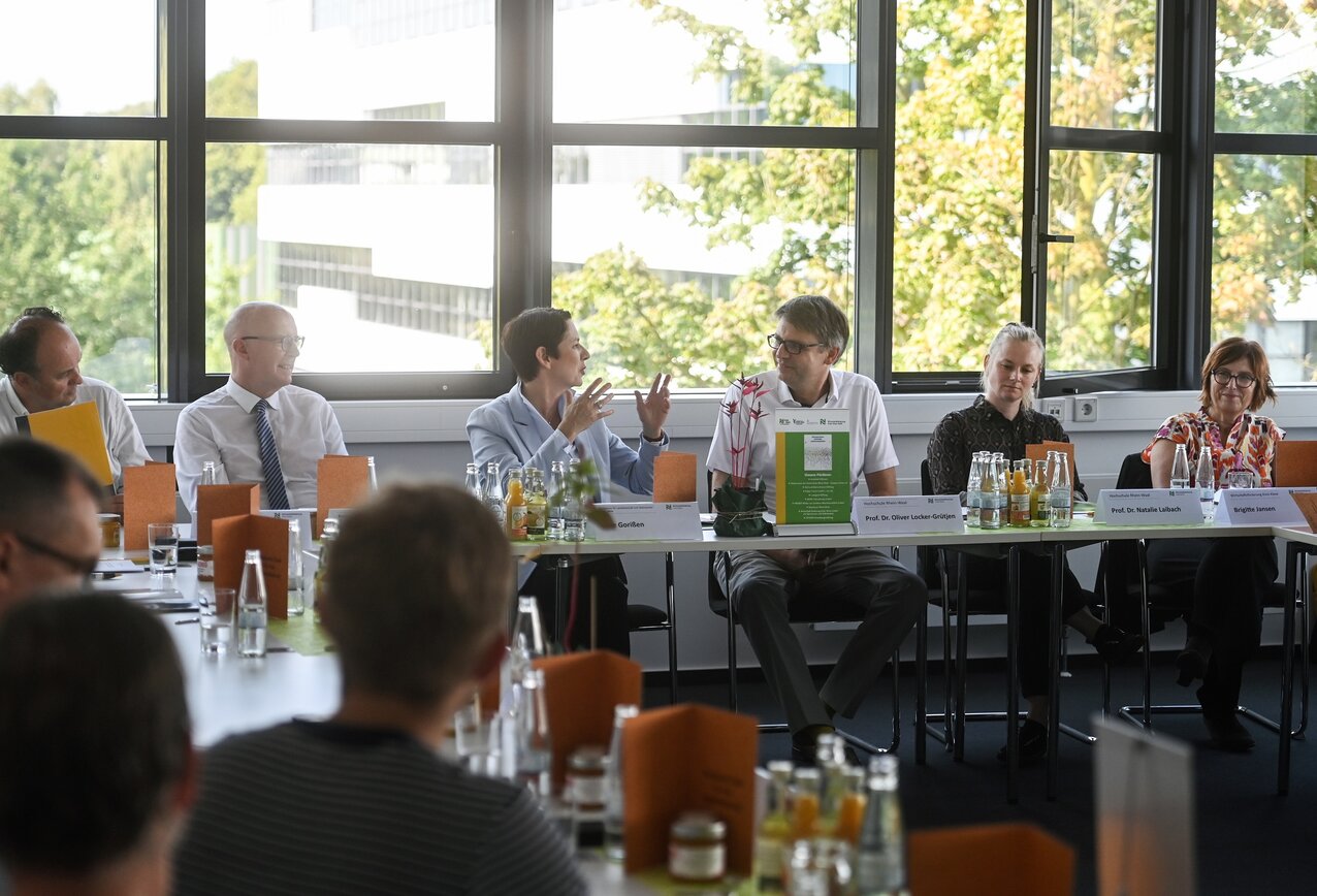 At the press conference to mark the appointment of the endowed professorship: from left to right, Robert Beinio (Chair of the Friends of Rhein-Waal University of Applied Sciences – Cleve Campus e.V.), Christoph Gerwers (District Administrator of Kleve), Silke Gorißen (Minister for Agriculture and Consumer Protection of the State of North Rhine-Westphalia), Prof. Dr Oliver Locker-Grütjen (President of Rhein-Waal University of Applied Sciences), Prof. Dr Natalie Laibach (Endowed Professor of Sustainable Land Use Systems) and Brigitte Jansen (Managing Director of the Kleve District Economic Development Agency),