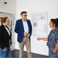 From left to right: Dr Alina Leson (Head of the Building Management Department), Prof. Dr Oliver Locker-Grütjen (President of Rhine-Waal University of Applied Sciences), Sara Khaffaf-Roenspieß (Acting Head of the Student Affairs Department)