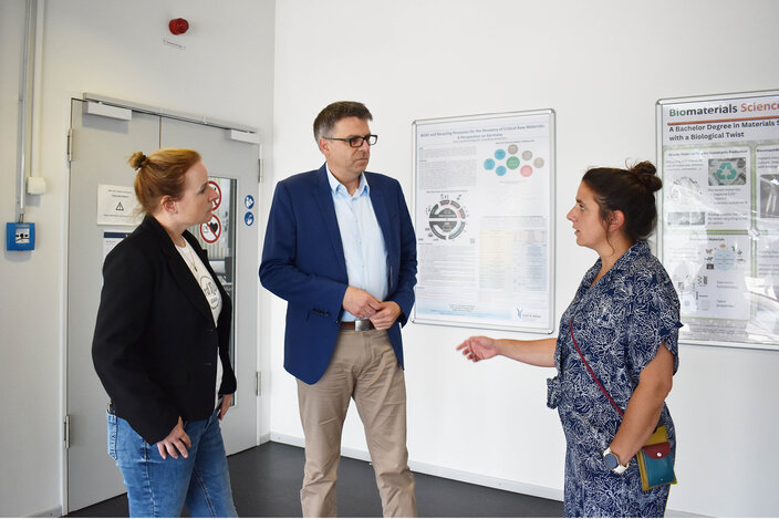 v.l.n.r.: Dr. Alina Leson (Leitung Dezernat Gebäudemanagement), Prof. Dr. Oliver Locker-Grütjen (Präsident der Hochschule Rhein-Waal), Sara Khaffaf-Roenspieß (Kommissarische Leitung Dezernat Studienangelegenheiten)