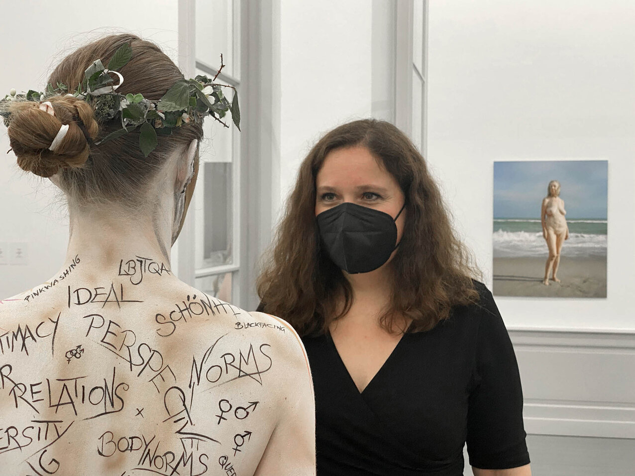 1: Vice-President Prof. Dr Jörg Petri and Prof. Dr Eva Maria Hinterhuber at the opening of the exhibition ‘The Naked Body’ at the Museum Kurhaus Kleve 2: Prof. Dr Eva Maria Hinterhuber (right) at the opening of the exhibition ‘The Naked Body’ at the Museum Kurhaus Kleve