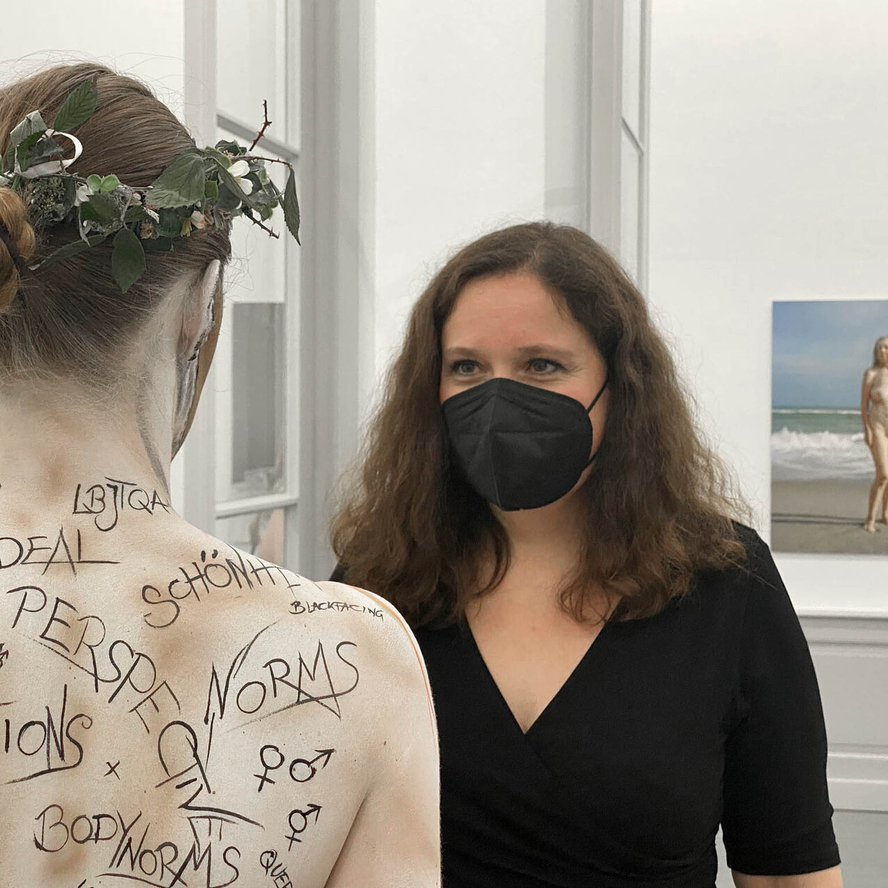 1: Vizepräsident Prof. Dr. Jörg Petri und Prof. Dr. Eva Maria Hinterhuber bei der Ausstellungseröffnung von „Der nackte Körper“ im Museum Kurhaus Kleve 2: Prof. Dr. Eva Maria Hinterhuber (rechts) bei der Ausstellungseröffnung von „Der nackte Körper“ im Museum Kurhaus Kleve
