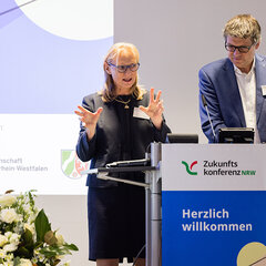 v.l.n.r. Prof. Dr. Brigitta Wolff, Rektorin der Bergischen Universität Wuppertal und Vorsitzende HumboldtN und Prof. Dr. Oliver Locker-Grütjen, Präsident der Hochschule Rhein-Waal und Sprecher der Nachhaltigkeitsallianz NRW