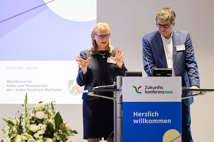 v.l.n.r. Prof. Dr. Brigitta Wolff, Rektorin der Bergischen Universität Wuppertal und Vorsitzende HumboldtN und Prof. Dr. Oliver Locker-Grütjen, Präsident der Hochschule Rhein-Waal und Sprecher der Nachhaltigkeitsallianz NRW