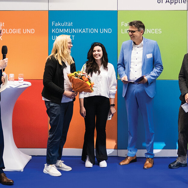 Moderator Ludger Kazmierczak, Prof. Dr. Tatiana Zimenkova, Vizepräsidentin für Internationales und Diversität, DAAD-Preisträgerin Irina Pohilco, Hochschulpräsident Prof. Dr. Oliver Locker-Grütjen, Prof. Dr. Joachim Fensterle