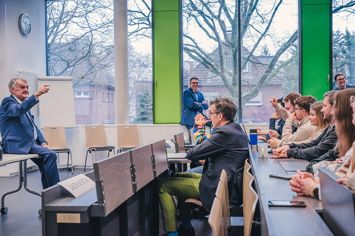 NRW-Innenminister Herbert Reul referiert zur Bedeutung von Cybersicherheit vor den Studierenden des Studiengangs Verwaltungsinformatik – E-Government, B.Sc, an der Hochschule Rhein-Waal, im Hintergrund Prof. Dr. Oliver Locker-Grütjen, Präsident der Hochschule Rhein-Waal