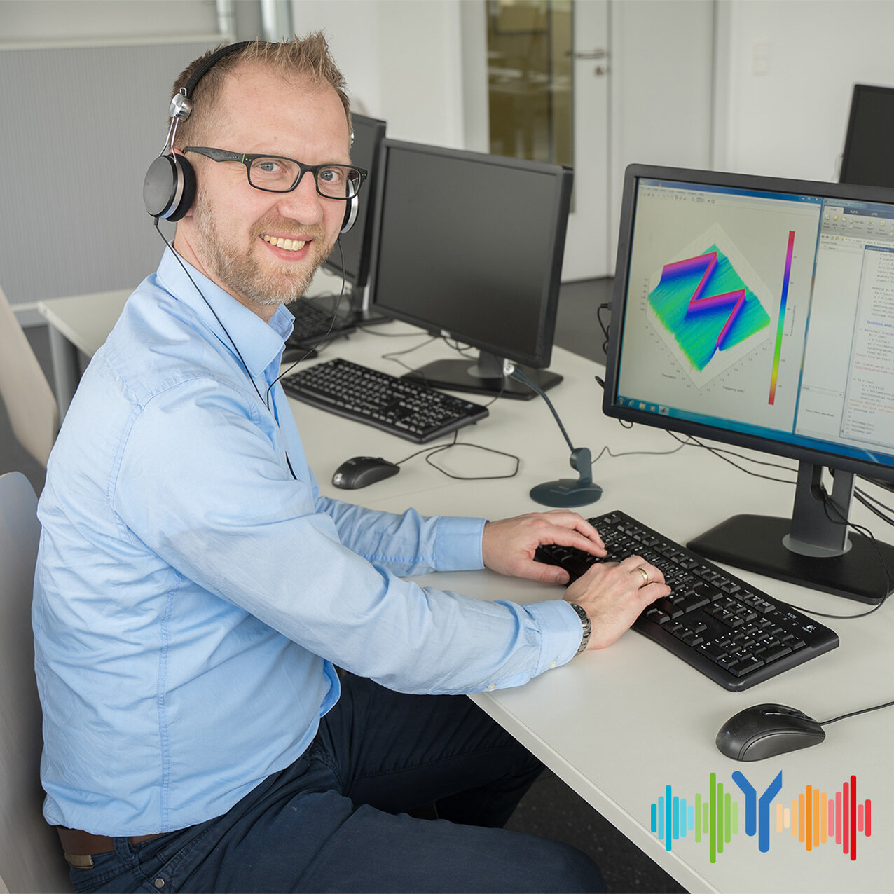 Das Bild zeigt Prof. Matthias Krauledat bei der Arbeit an seinem Computer