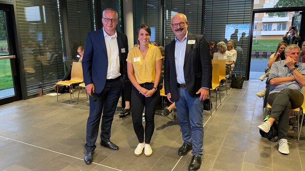 (from left to right) Prof. Dr Peter Kisters, Anne Belluardo from the Klimacafé project and Wolfgang Gebing, Mayor of Kleve (missing from the photo: Steph Rausch)