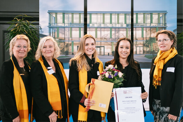 (from left to right): Elisabeth Derksen-Hübner, Mechthild Janßen, Sarah Krom, President of the ZONTA Club, award winner Michelle Evelyn Hudnell, Renate Schuler