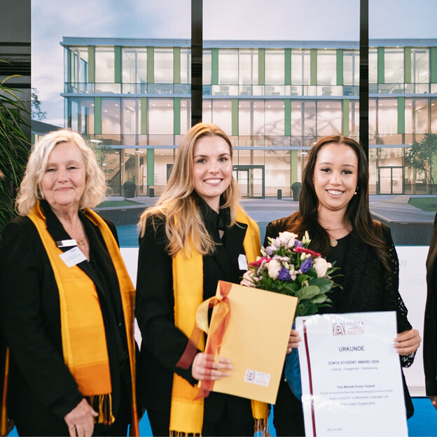 (v.l.n.r.): Elisabeth Derksen-Hübner, Mechthild Janßen, Sarah Krom, Präsidentin des ZONTA Clubs, Preisträgerin Michelle Evelyn Hudnell, Renate Schuler