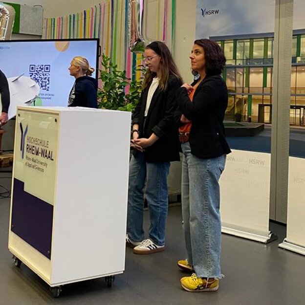 (v.l.n.r.) Peter Garzke und Sarah Pullich vom Hochschulsport stellen sich vor. Nele Decker und Sara Khaffaf-Roenspieß führten in Kleve durch das Programm der Erstsemesterbegrüßung.
