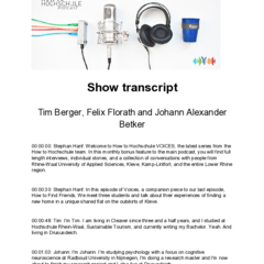 Das Logobild zum Podcast zeigt von links nach rechts verschiedenfarbige Lautsprecherkabel, ein Mikrofon, einen Lautsprecher und einen Coffee to go Becher mit Hochschullogo.