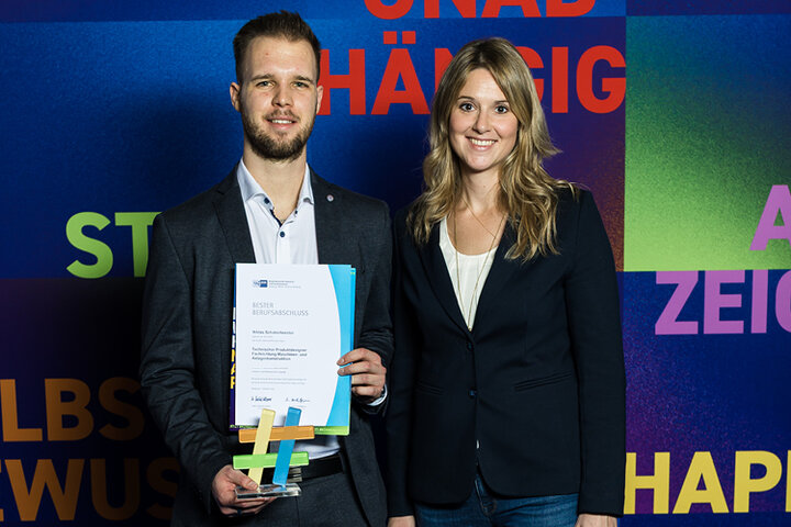 Niklas Schatschneider und Katrin Bongertmann, Ausbildungsleiterin der Hochschule Rhein-Waal
