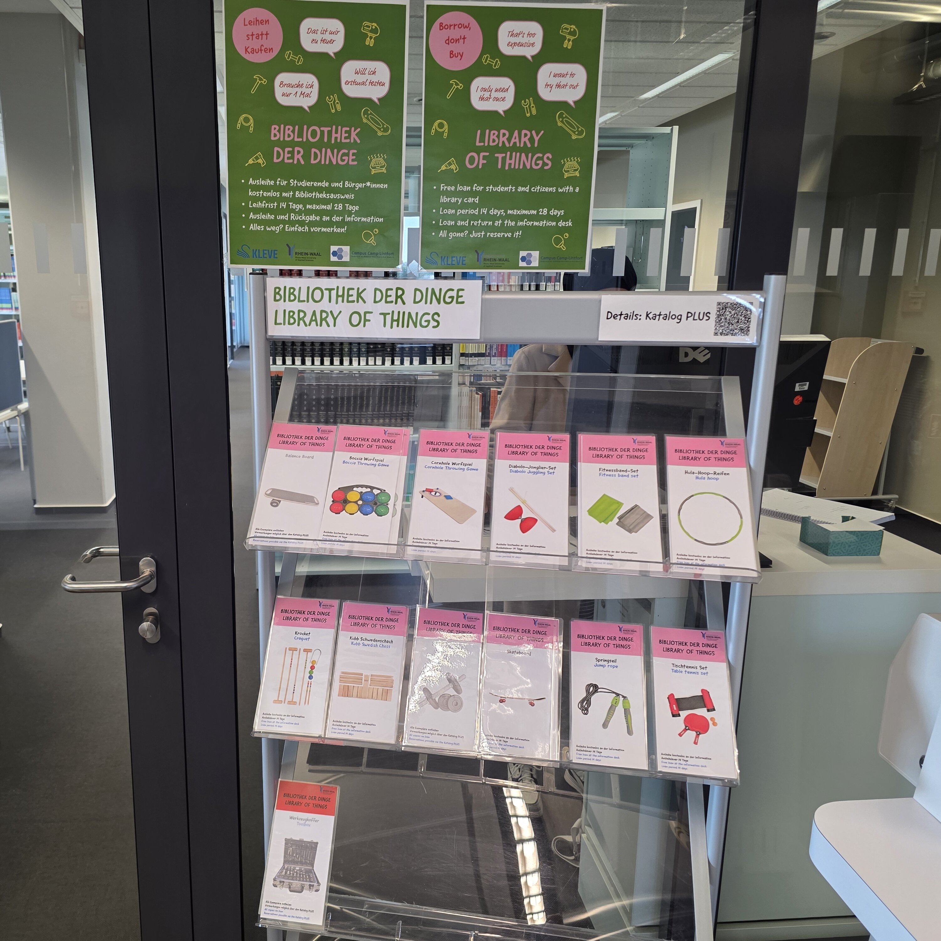 Regal mit den Stellvertreter-Karten für die Gegenstände der Bibliothek der Dinge