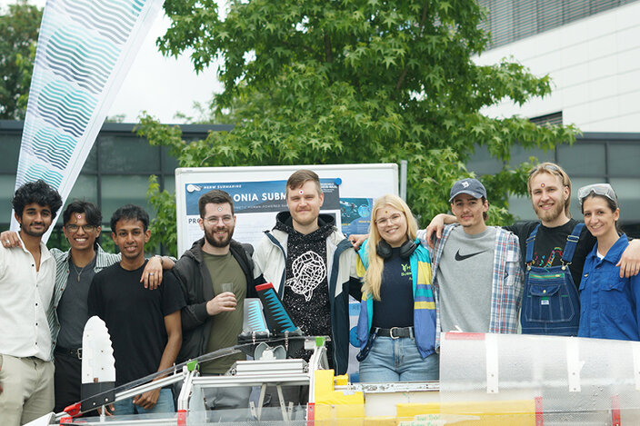 Das HSRW-Submarine-Team mit U-Boot Chelonia beim Campusfest im Mai.
