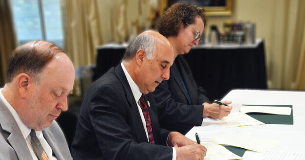 From left to right: Prof. Paul Weizer, Chair of the Department of Economics, History and Political Science; President Dr Richard S. Lapidus; and Pro-Rector and Vice-President for Academic Affairs Dr Patricia Marshall