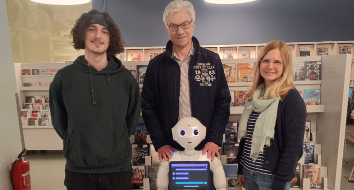 Roboter "Pepper" bringt Spaß und sorgt für Unterstützung in der Mediathek am Prinzenplatz in Kamp-Lintfort