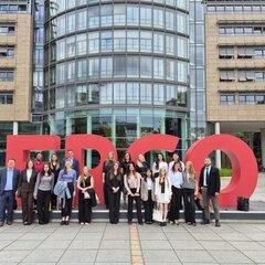 Gruppenfoto von Studierenden vor dem ERGO-Gebäude