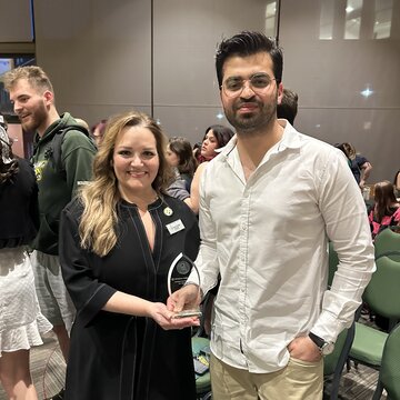 Präsidenten Donna Hodge überreicht Paras Kumar eine Preis